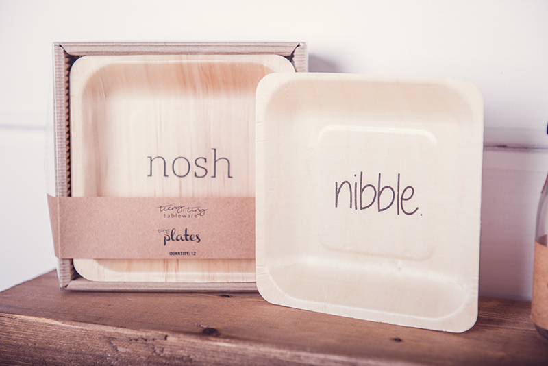 disposable party plates that say nosh and nibble